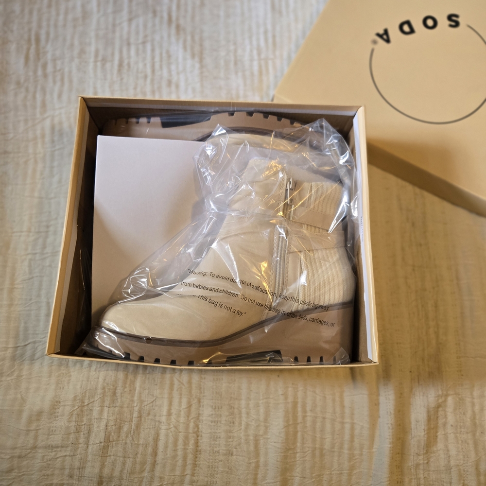 Soda Women's Cream Ankle Boots
